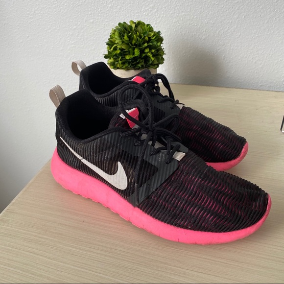 nike shoes with pink soles